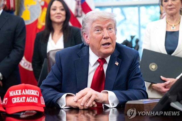 ▲ 도널드 트럼프 미국 대통령이 백악관 집무실에서 행정명령 서명식을 진행한 후 취재진 질문에 답변하고 있다. 250423 AFP=연합뉴스. ⓒ연합뉴스