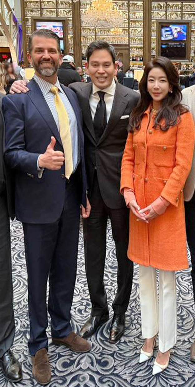 ▲ 취임식 참석을 위해 지난 1월18일(현지시각) 워싱턴을 찾은 정용진 신세계그룹 회장(가운데)이 트럼프 주니어(왼쪽)와 만나 부인 한지희씨(오른쪽)를 소개 후 반갑게 사진을 찍었다 ⓒ신세계그룹