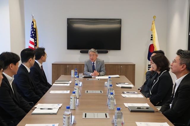 ▲ 강호동 농협중앙회장이 23일(현지시간) 미국 뉴욕 맨해튼에 위치한 농협은행 뉴욕지점을 방문해 직원들과 간담회를 실시하고 있다.ⓒ농협중앙회