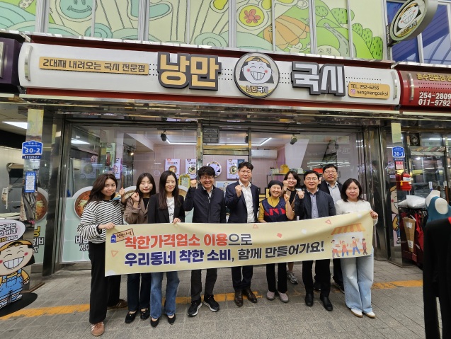 ▲ 지난 23일 강원도 특별자치추진단이 춘천 중앙시장 내 착한가격업소를 찾아 상인들과 소통하는 시간을 가졌다. ⓒ강원특별자치도