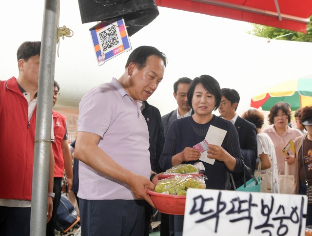 ▲ 이권재 오산시장이 지역화폐 오색전으로 오색시장에서 장보기를 하고 있다(자료사진)ⓒ오산시 제공