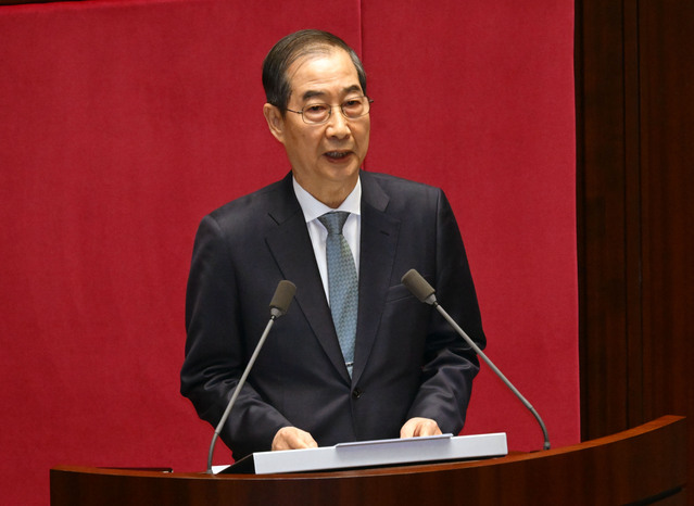 ▲ 한덕수 대통령 권한대행 겸 국무총리가 24일 서울 여의도 국회에서 추가경정예산안 제출과 관련한 시정 연설을 하고 있다. 대통령 권한대행의 국회 시정 연설은 1979년 박정희 전 대통령 사망 당시 최규하 권한대행 이후 46년 만이다. 2025.04.24. ⓒ뉴시스