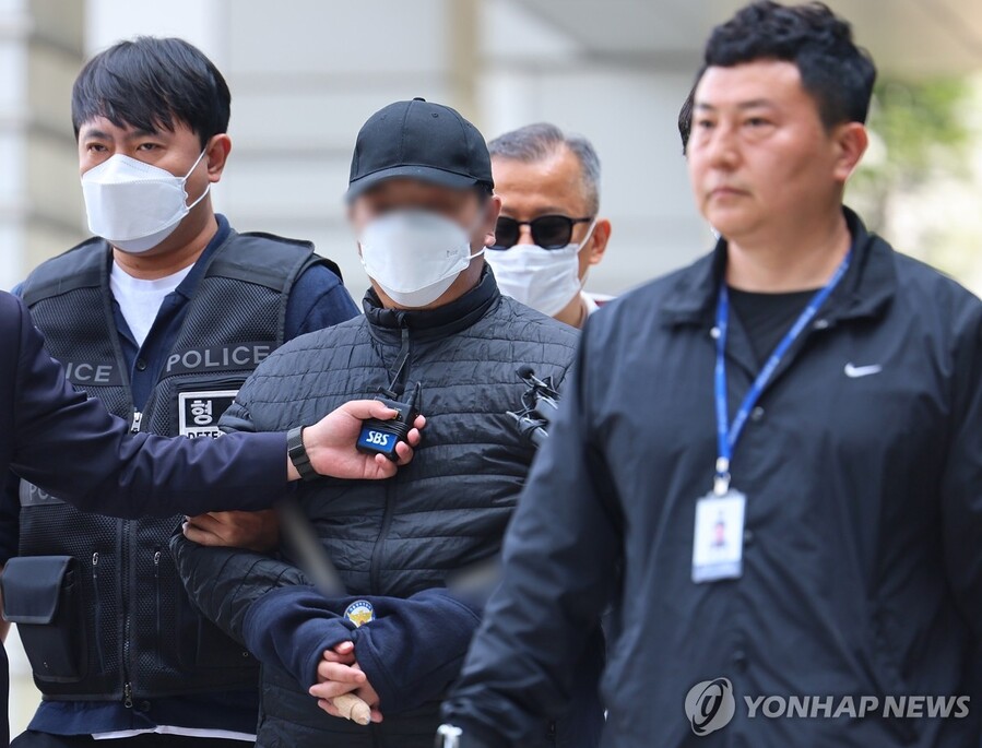 ▲ 서울 미아동 마트에 흉기 난동을 부려 60대 손님을 숨지게 하고, 40대 종업원을 다치게 한 A씨가 24일 구속 전 피의자심문(영장실질심사)을 위해 서울 도봉구 서울북부지법으로 출석하고 있다. 2025.4.24 ⓒ연합뉴스