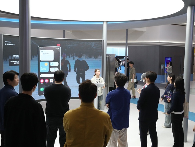 ▲ 2025 월드IT쇼 삼성전자관 'AI 쇼룸'에서 관람객들이 '갤럭시 S25 울트라'와 함께 AI 에이전트를 활용한 일상 속 시나리오를 체험하는 모습.ⓒ삼성전자