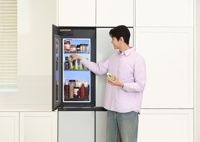 ▲ '푸드 쇼케이스' 도어를 적용한 '비스포크 AI 하이브리드 키친핏 맥스' 냉장고.ⓒ삼성전자