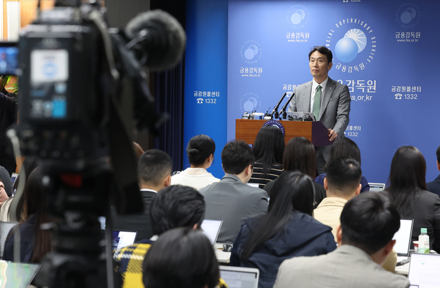 ▲ 이복현 금융감독원장이 24일 서울 영등포구 금융감독원에서 열린 자본시장 현안 브리핑에서 발언하고 있다. ⓒ연합뉴스