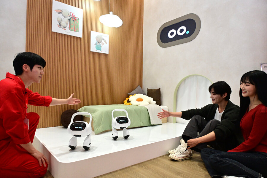 ▲ LG전자가 국내 최대 정보통신기술 전시회 '월드IT 쇼 2025'에 참가해 공감지능(AI)을 통해 변화하는 고객의 공간과 일상을 선보인다. 모델이 LG전자 직원에게 고객의 목소리와 표정·말투로 감정까지 파악하는 이동형 AI홈(프로젝트명 : Q9)의 설명을 듣고 있다.ⓒLG전자