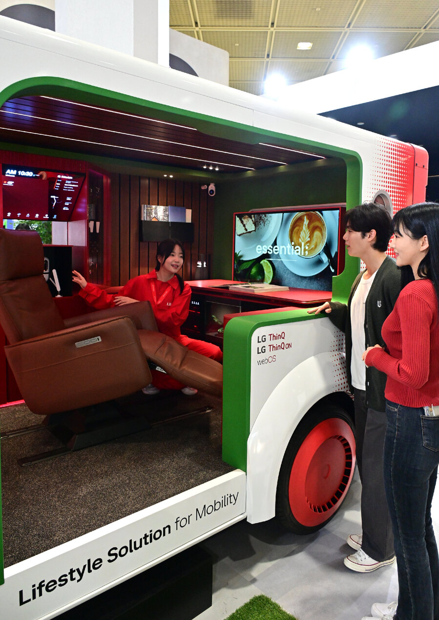▲ LG전자가 국내 최대 정보통신기술 전시회 '월드IT 쇼 2025'에 참가해 공감지능(AI)을 통해 변화하는 고객의 공간과 일상을 선보인다. 모델이 LG전자 직원에게 자동차에 LG전자의 맞춤형 가전을 접목한 AI 모빌리티 공간 솔루션 '슈필라움(Spielraum)'의 설명을 듣고 있다.ⓒLG전자