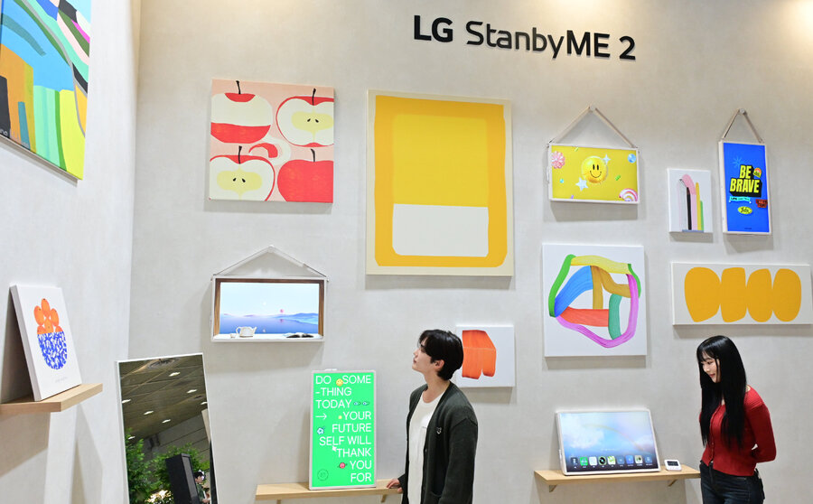 ▲ LG전자가 국내 최대 정보통신기술 전시회 '월드IT 쇼 2025'에 참가해 공감지능(AI)을 통해 변화하는 고객의 공간과 일상을 선보인다. 모델이 이동식 라이프스타일 스크린 'LG 스탠바이미2'를 통해 그림을 감상하고 있다.ⓒLG전자