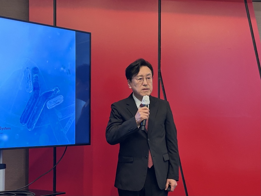 ▲ 김흥태 이뮨온시아 대표가 24일 서울 여의도 페어몬트 호텔에서 개최된 기자간담회에서 설명하고 있다. ⓒ조희연 기자