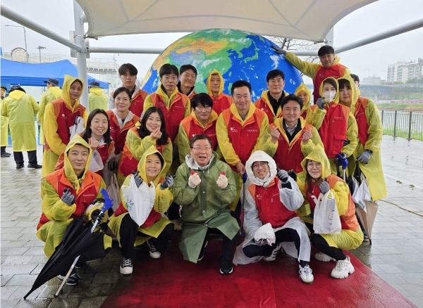▲ 김경호 광진구청장(맨 앞줄 가운데)과 워커힐 구성원을 비롯한 약 150명의 참가자들이 참여한 ‘광진과 함께 걷는 지구애(愛)’ 행사가 성료됐다.ⓒ워커힐호텔앤리조트