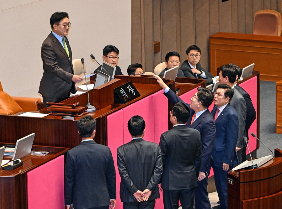 ▲ 권성동 국민의힘 원내대표와 당 일부 의원들이 24일 서울 여의도 국회 본회의장에서 열린 제242회 국회(임시회) 제6차 본회의에서 한덕수 대통령 권한대행 국무총리의 추가경정예산안 시정연설이 끝난 뒤 이어진 우원식 국회의장의 발언에 항의하고 있다.2025.04.24.ⓒ뉴시스