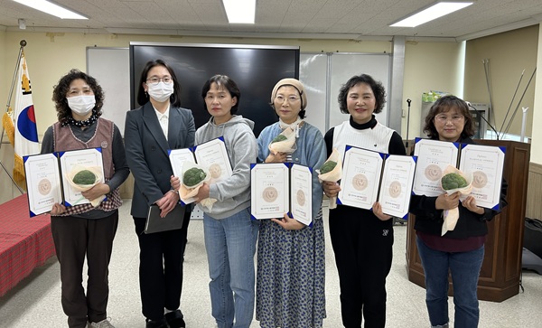 ▲ 농업기술센터가 추진한 ‘채소소믈리에’ 교육 과정에서 8명의 자격증 취득자가 탄생했다.ⓒ부여군