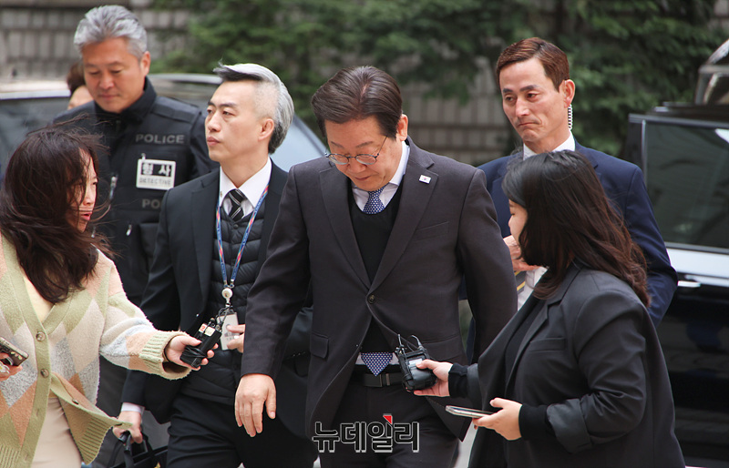 ▲ 이재명 전 더불어민주당 대표가 지난 8일 오전 서울 서초구 서울중앙지법에서 열린 '대장동 배임·성남FC 뇌물' 1심 속행 공판에 출석하고 있다. ⓒ서성진 기자ⓒ