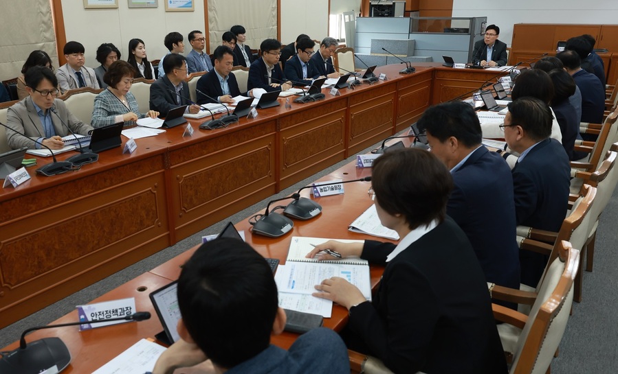 ▲ 충북도가 24일 도청 소회의실에서 이동옥 행정부지사 주재로 2026년도 제3차 정부예산 확보 추진상황 보고회를 하고 있다.ⓒ충북도