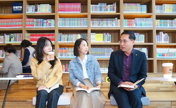 ▲ 박희조 동구청장 4호점(효동)에서‘부모 교육’을 특화 주제로 삼아 젊은 부모 세대와 교류하며 정보를 나누고 있다.ⓒ동구