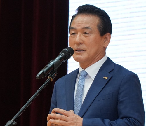 ▲ 백성현 충남 논산시장이 24일 국민체육센터에서 열린제45회 장애인의 날 기념행사에서 축사를 하고 있다.ⓒ논산시
