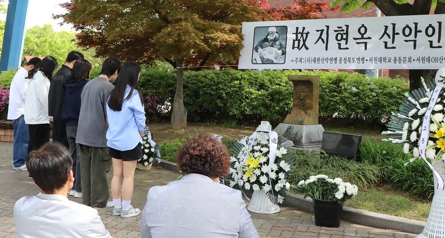 ▲ 서원대학교(총장 손석민)는 대한민국 여성 최초로 에베레스트를 등정한 故 지현옥 산악인을 기리는 추모식을 24일 미래광장 지현옥 흉상 앞에서 거행했다.ⓒ서원대학교