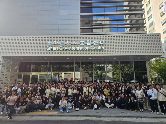▲ 필리핀 산토 토마스대학교(University of Santo Tomas)의 컴퓨터 관련 학과 졸업예정자와 교수진 등 120여명이 지난 23일 안양시 스마트도시통합센터를 방문해 기념촬영을 하고 있다. ⓒ안양시 제공
