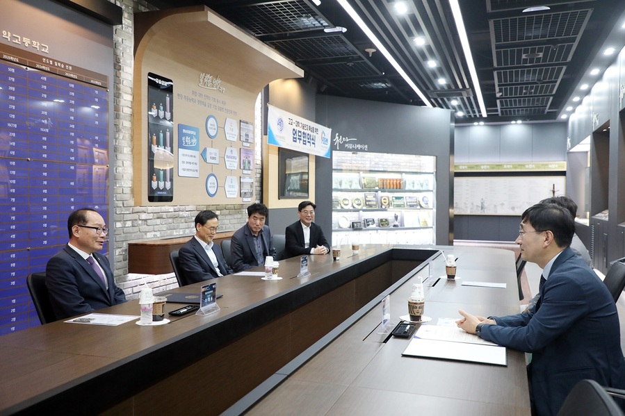 ▲ 영남이공대학교(총장 이재용)는 23일 오후 2시, 천마역사관에서 아산스마트팩토리마이스터고등학교(교장 조동헌)와 일학습병행을 위한 협약을 체결했다.ⓒ영남이공대