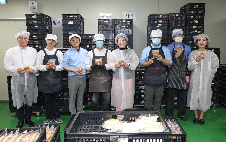 ▲ 강은희 교육감은 4월 24일 오후 2시에 북구의 제빵 사업체 ‘참브레드’를 방문해 현장을 살펴보고, 취업 학생들을 격려했다.ⓒ대구시교육청