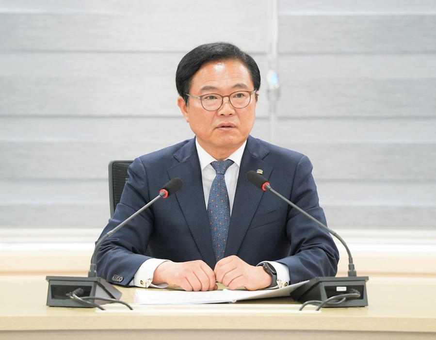 ▲ 24일 김석필 권한대행이 긴급 확대간부회의를 주재하고 있다.ⓒ천안시