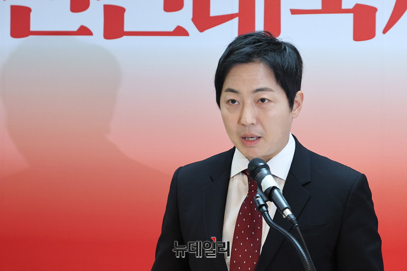 ▲ 이성배 홍준표 캠프 대변인이 16일 오후 서울 여의도 캠프에서 선진대국시대 비전 발표에 앞서 인사말을 하고 있다. ⓒ정상윤 기자