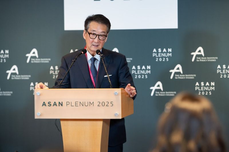 ▲ 빅터 차 미국 싱크탱크 전략국제문제연구소(CSIS) 한국 석좌(조지타운대 교수)가 23일 서울 용산구 그랜드하얏트 호텔에서 아산정책연구원(이사장 윤영관)이 개최한 '아산플래넘 2025'을 계기로 기자회견을 하고 있다. ⓒ아산정책연구원 제공