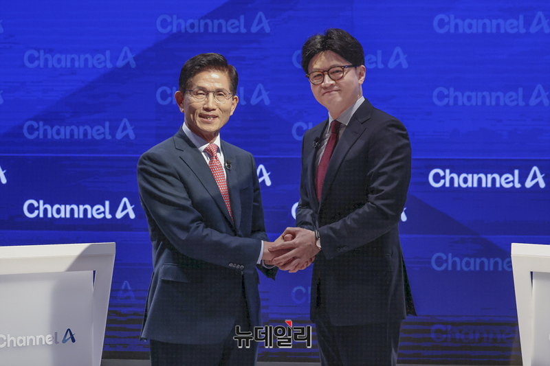 ▲ 24일 국민의힘 대선 2차 경선 토론회인 '일대일 맞수토론' 에서 (왼쪽부터) 김문수 후보와 한동훈 후보 ⓒ정상윤 기자