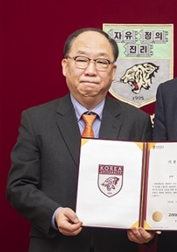 ▲ 2019년 체육발전기금 기증식에서 기념사진 촬영 중인 권오섭 회장.ⓒ고려대