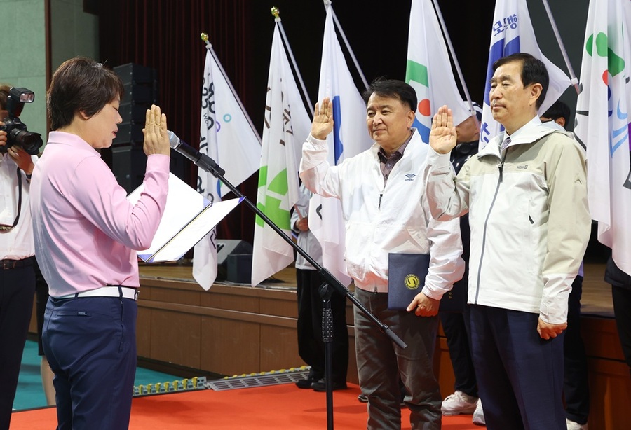 ▲ 24일 충주에서 '충주에서 하나 되는 충북도민'이라는 구호 아래 개막된 제19회 충북장애인도민체육대회에서 선수단 대표가 선서를 하고 있다.ⓒ충주시