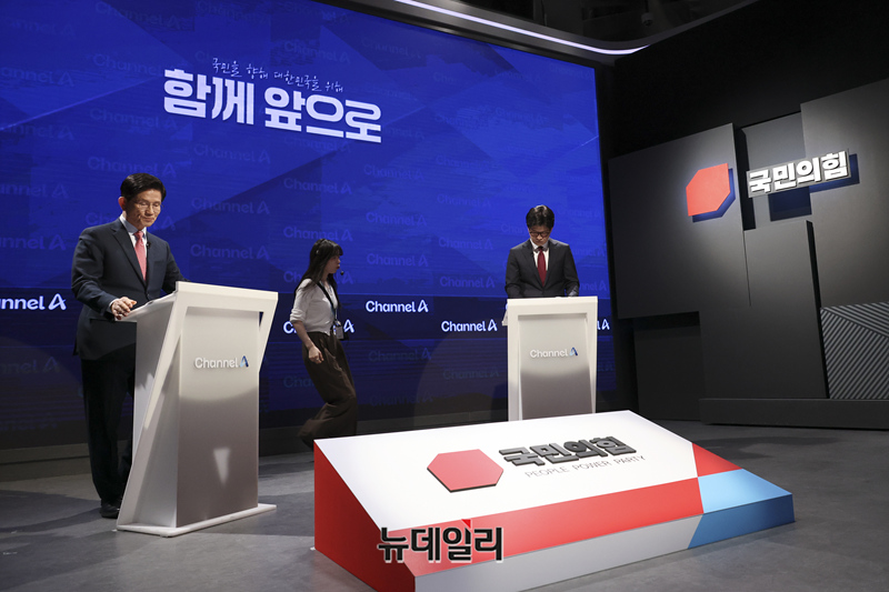 ▲ 김문수 vs 한동훈, 《국민을 향해 대한민국을 위해 함께 앞으로》란 국민의힘의 캐치 프레이즈에 국힘의 고민과 고뇌가 담겨 있다. ⓒ 정상윤 기자
