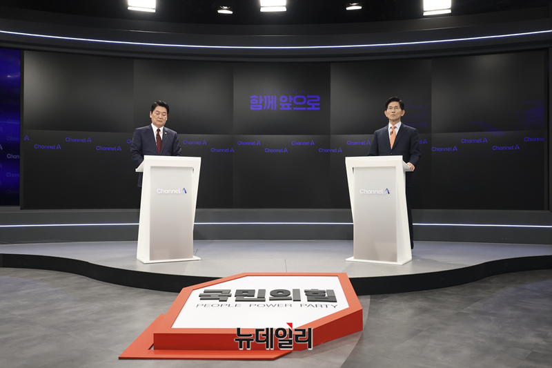 ▲ 김문수 vs 안철수. 안철수의《무조건 사과론》은《무조건 백기투항론》으로 귀결될 수밖에 없다. ⓒ 정상윤 기자.