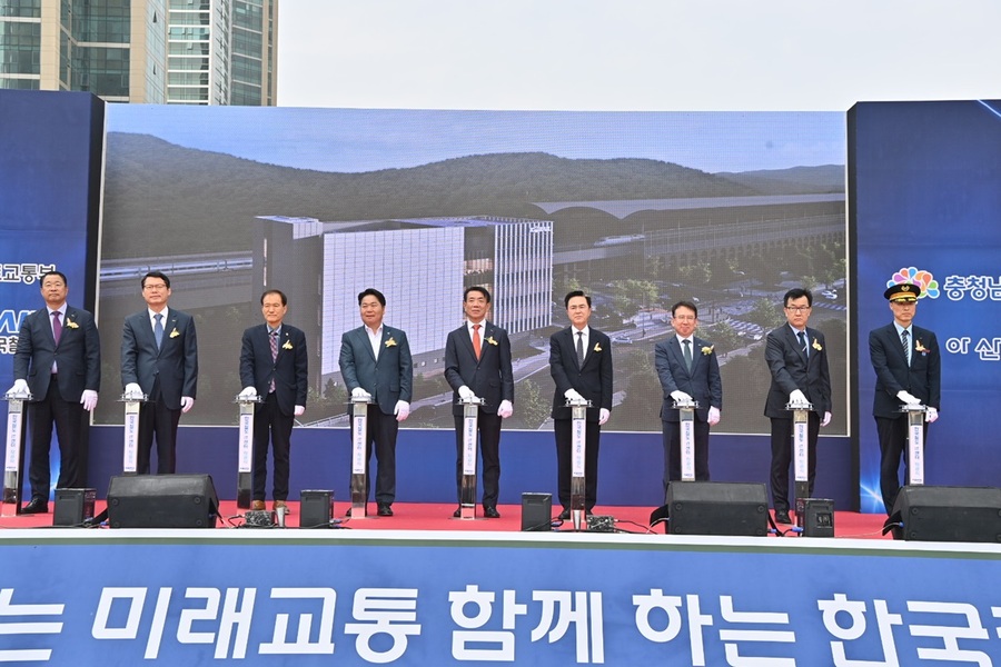 ▲ 한국철도공사가 충남 아산에 ‘철도 IT운영센터’를 건립한다. 우리나라 철도와 관련한 모든 데이터를 통합적으로 관리·운영하며, 590억 원을 투입해 2027년 2월 준공한다. 한국철도공사은 24일 아산시 배방읍 장재리 KTX 천안아산역 인근 신축부지에서 철도 IT운영센터 착공식을 개최했다. 사진은 착공식 세리머니. ⓒ충남도