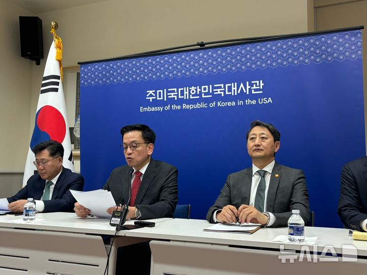 ▲ 최상목 경제부총리 겸 기획재정부 장관과 안덕근 산업통상자원부 장관 등이 24일(현지 시간) 미국 워싱턴DC 주미대사관에서 한미 2+2 통상회담 결과를 브리핑하고 있다. ⓒ뉴시스