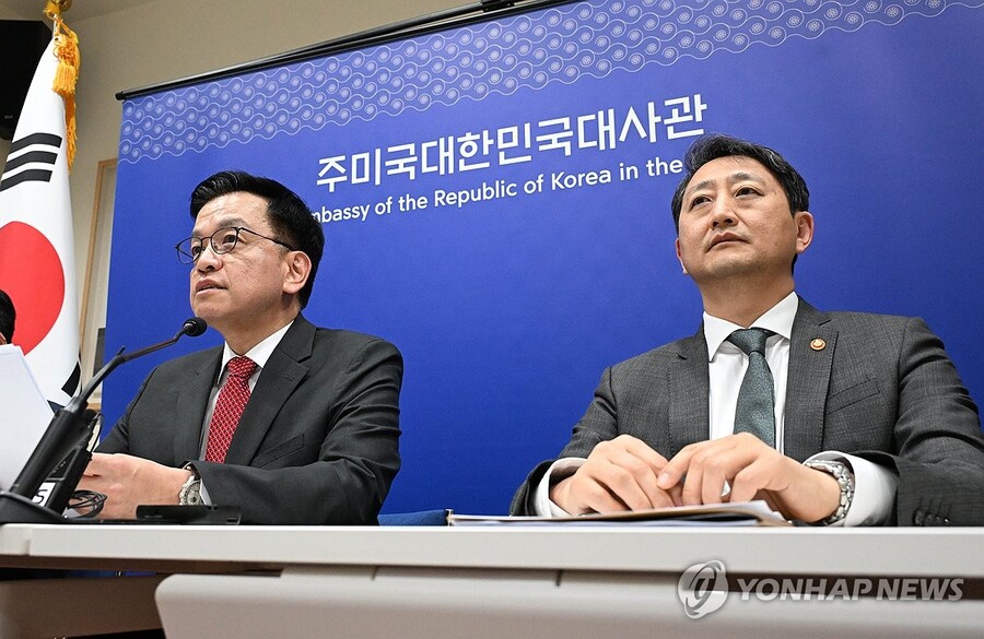 ▲ 최상목(왼쪽) 부총리 겸 기획재정부 장관이 24일(현지시간) 미국 워싱턴DC 주미대사관에서 열린 '한미 2+2 통상협의' 결과 브리핑에서 발언하고 있다.ⓒ연합뉴스.