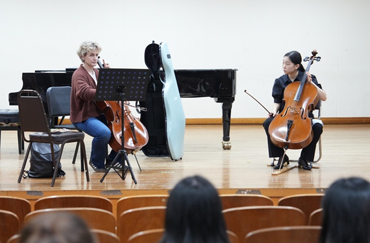 ▲ 빈 필하모닉 역사상 최초 여성 콰르텟인 ‘다스 콰르텟’과 함께하는 마스터클래스 현장. 첼리스트 우르술라 벡스(Ursula Wex)가 참여 학생의 연주를 세심하게 지도하고 있다.ⓒ성신여대