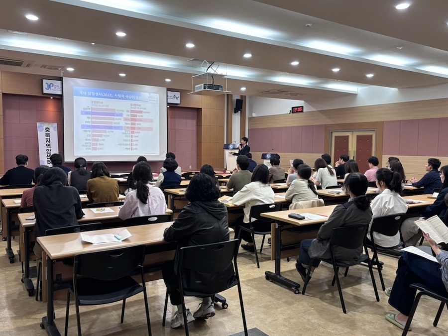 ▲ 증평군보건소가 군청 대회의실에서 80여 명의 직원들이 참석한 가운데 ‘대장암·위암 예방법 및 관리요령’을 주제로 강의를 하고 있다.ⓒ증평군