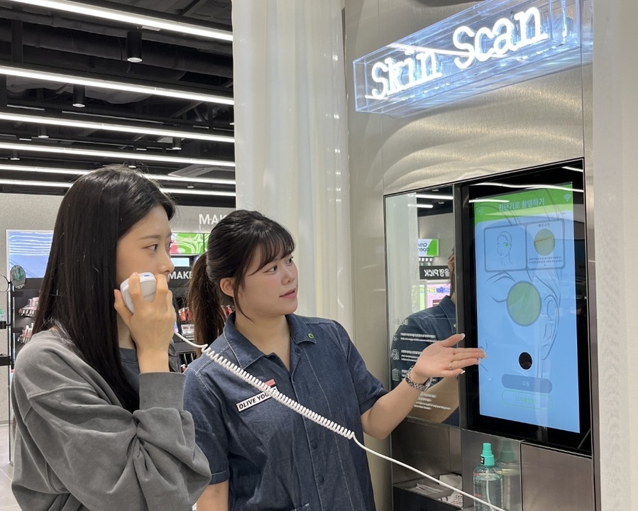 ▲ 올리브영 합정메세나폴리스점에 도입된 '스킨스캔' 기기에서 피부 측정을 하고 있는 모습ⓒCJ올리브영