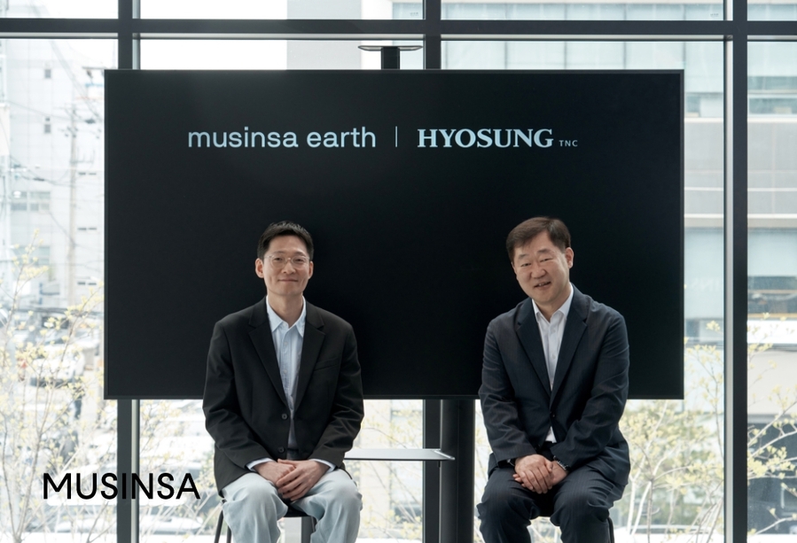 ▲ 이승진 무신사 S&C 본부장(왼쪽)과 임장규 효성티앤씨 상무가 업무협약식 이후 기념사진을 촬영하고 있다.ⓒ무신사