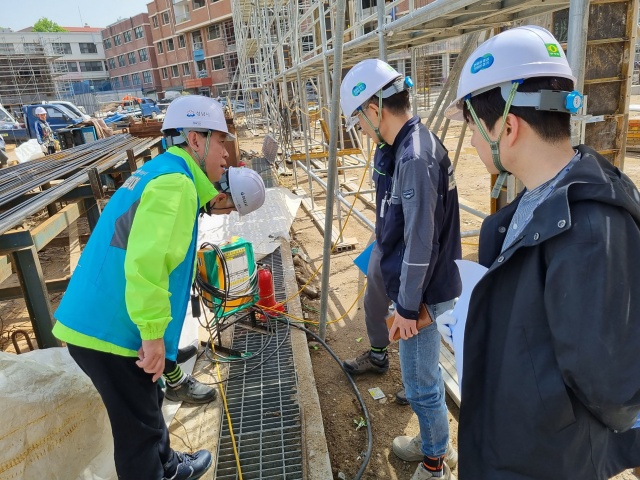 ▲ 성남시 노동안전지킴이가 소규모 건설사업장을 대상으로 현장 지도점검을 실시하고 있다. ⓒ성남시 제공