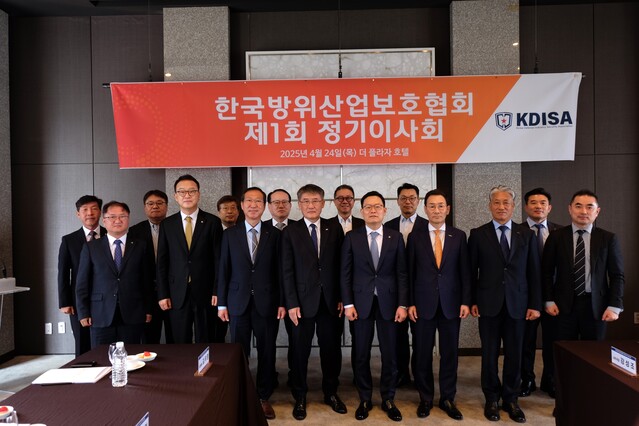 ▲ 지난 24일 서울 중구 더 플라자호텔에서 열린 한국방위산업보호협회 1회 정기이사회에서 권형순 SNT모티브 대표이사(앞줄 왼쪽 세번째부터 오른쪽으로), 박재석 SNT다이내믹스 대표이사, 손재일 한화에어로스페이스 대표이사, 유상철 HJ중공업 대표이사 등 이사진 및 운영진들이 기념촬영하고 있다. ⓒ한화에어로