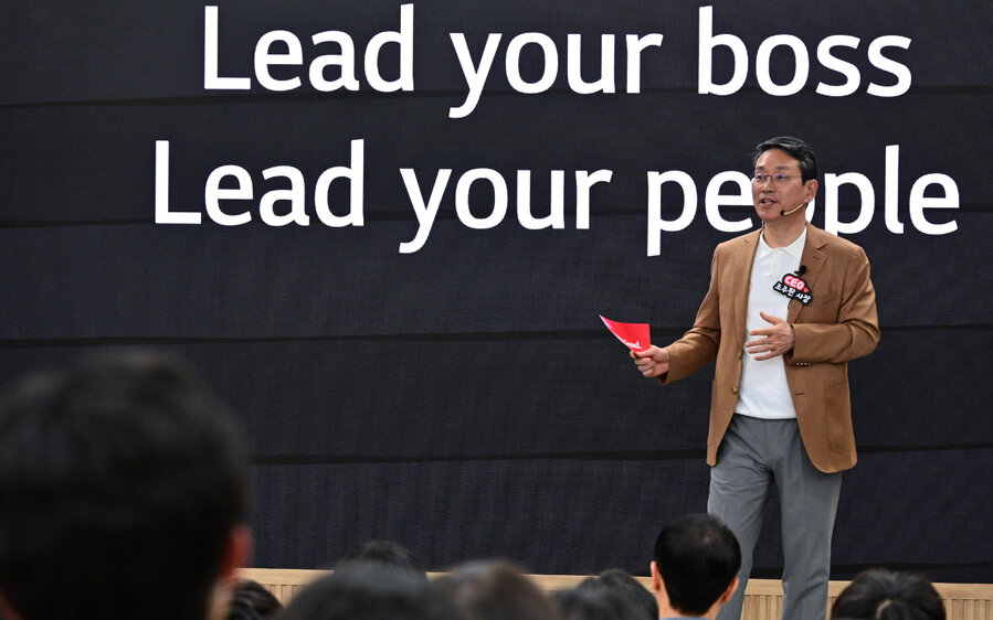 ▲ LG전자 조주완 CEO가 24일 서울대학교 제1공학관에서  전기·정보공학부 재학생 200명에게 CEO 특강을 진행하고 있는 모습.ⓒLG전자