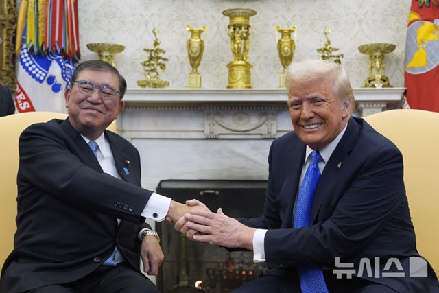▲ 이시바 시게루 일본 총리(좌)와 도널드 트럼프 미국 대통령이 백악관 집무실에서 회담하면서 악수하고 있다. 250207 AP/뉴시스. ⓒ뉴시스