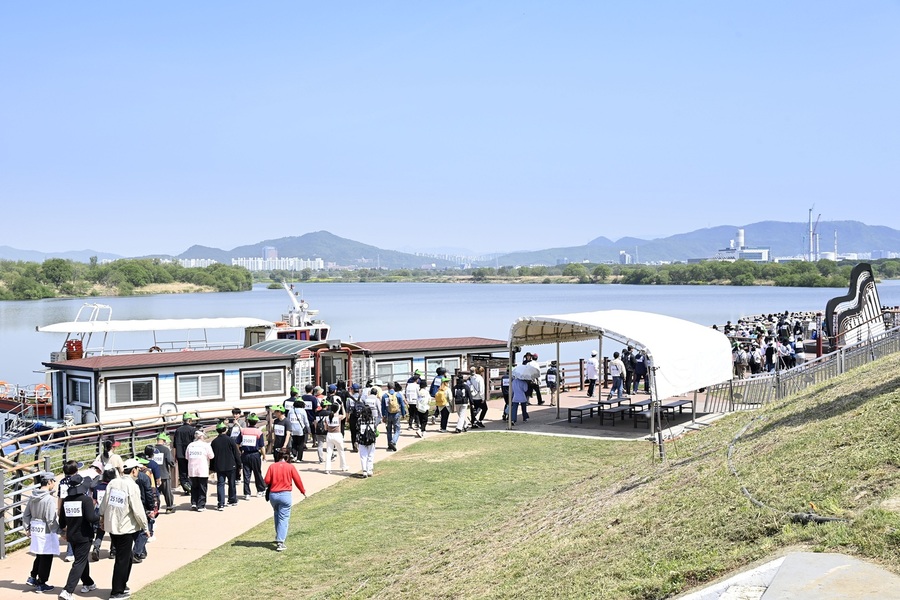 ▲ 사문진에서 출발한 참여자들이 달성습지로 이어지는 코스를 따라 걸어나가고 있다.ⓒ달성군