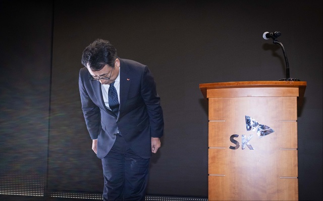 ▲ 25일 유영상 SK텔레콤 대표이사가 고객 정보 유출 사고에 대해 사과하고 있다.ⓒSK텔레콤