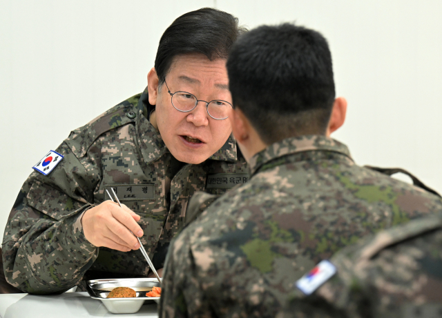 ▲ 이재명 더불어민주당 대통령 예비후보가 민주당 당대표 시절인 지난 2023년 3월 19일, 경기도 파주 소재 방공부대를 방문해 단거리 지대공 유도미사일 천마 등을 살펴본 뒤 부대 식당에서 장병과 대화하고 있다. ⓒ연합뉴스
