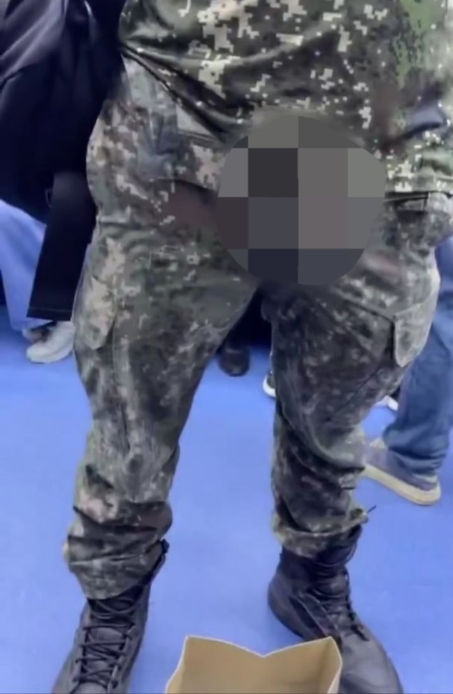 ▲ 한 남성이 신분당선 지하철 안에서 바지 지퍼를 내린 채 서 있는 모습이 포착됐다 2025.04.20. ⓒ엑스 캡쳐