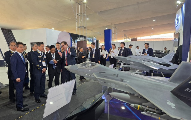 ▲ KAI 강구영 사장(앞줄 왼쪽부터 4번째)이 부스를 방문한 참여국 관계자에게 전시 기종을 설명하고 있다. ⓒKAI