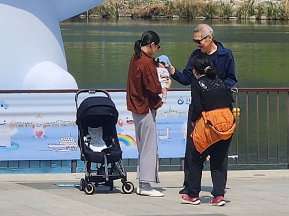 ▲ 호숫가를 산책하고 있는 홍상수 감독과 배우 김민희. ⓒ온라인 커뮤니티 게시판